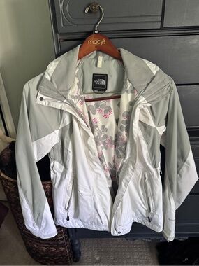 The North Face Women's Light Gray & White Jacket with Floral Lining